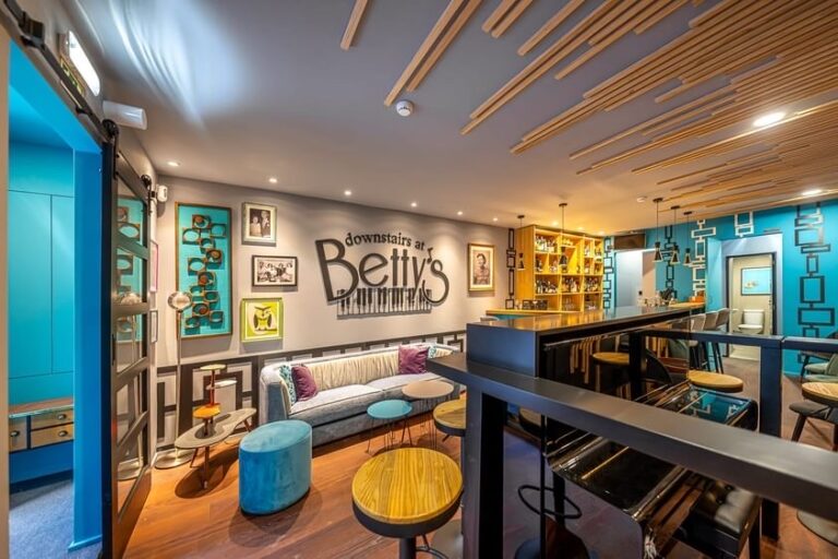 Lisbon’s Beloved Piano Bar “Downstairs at Betty’s” Says Goodbye
