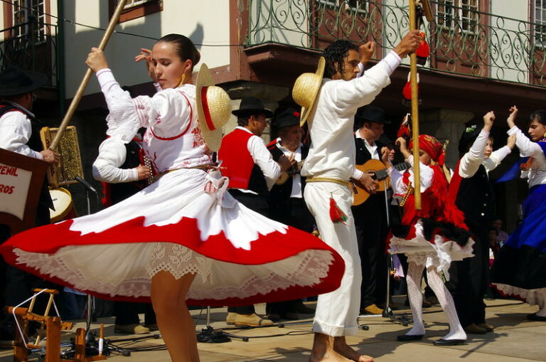 Let’s learn about Portuguese folk dance!
