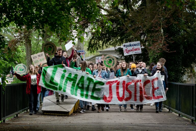 Climate activists blocked the entrance of the Bank of Portugal